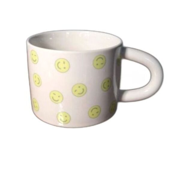 Set of 2 Room Essentials Winky Face Stoneware Mugs NWT - Picture 4 of 4